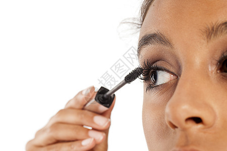 深肤色的黑皮肤妇女对眼睫毛进行抹面膏女性睫毛膏黑色女士女孩眼睛化妆品工作室刷子图片