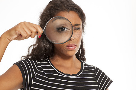 深色皮肤黑皮肤的女子在放大镜下控制调查女性女士眼睛镜片手表学生背景图片