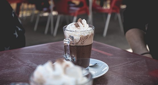 葡萄牙一家小咖啡厅露台旁的维安朱古力巧克力甜点沙漠糕点咖啡店美食咖啡杯子餐厅鞭子食物图片