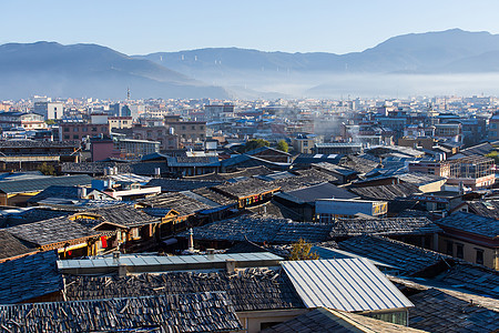 中国云南市Shangrila旧城屋顶视图背景樱花文化城市蓝色旅行白色建筑天空老城图片