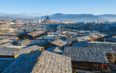 中国云南市Shangrila旧城屋顶视图文化爬坡道旅行城市旅游地标蓝色建筑学寺庙建筑图片