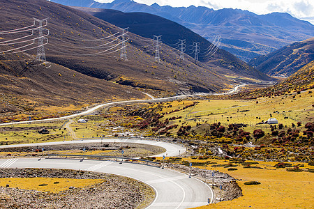 色彩多彩的风景 美丽的山地道路和完美的悬崖晴天赛道路线旅行爬坡运动顶峰日落森林图片