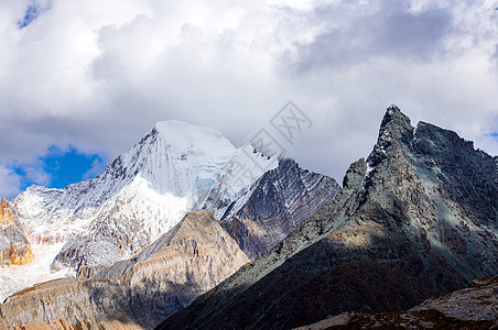 在Yading自然的秋天森林和雪山中多姿多彩远足天空顶峰公园背包冰川旅游国家松树环境图片