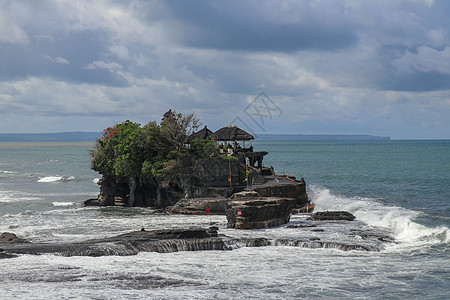 印度洋悬崖上海神庙的鸟瞰图 海浪拍打着巴厘岛海岸外的岩石悬崖 建在海中岩石上的印度教寺庙 悬崖顶上茂密的热带植被异国石头游客情调图片