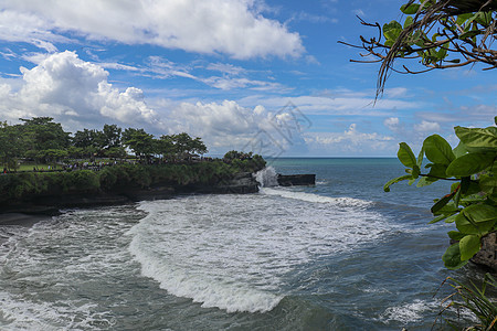 海滩是一个旅游景点 靠近山顶的海神庙 印度尼西亚巴厘岛附近的小海湾和沙滩 自然背景文化旅行石头寺庙日落热带地标建筑学建筑太阳图片