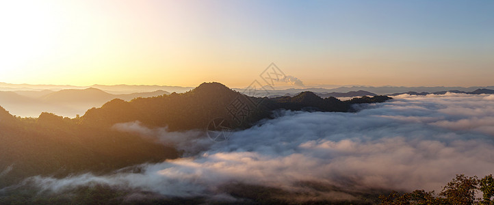 山中美丽的夏日风景与日落的阳光天堂植物农村森林野生动物天空环境薄雾国家生态图片