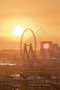 这是日落时的中华天线 反射建筑起重机建筑学天际景观太阳天空城市日出图片