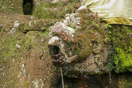 乌达扬王朝皇家陵墓中的圣水石像鬼 寺的古代皇家陵墓 巴厘岛 以雕刻在石崖上的皇家陵墓为中心的丧葬建筑群寺庙神社乌布建筑学纪念碑地图片