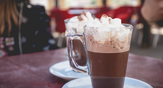 葡萄牙一家小咖啡厅露台旁的维安朱古力巧克力牛奶餐厅小吃美食咖啡杯子食物饮料沙漠咖啡店背景图片