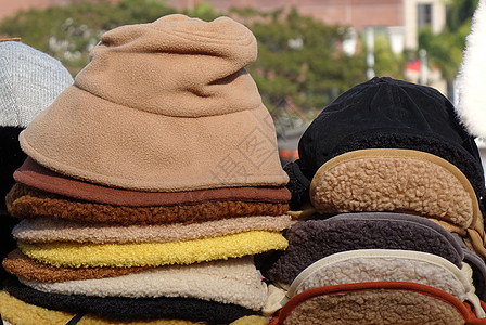 市场滞期销售冬帽子织物羊毛耳瓣毛毡衣服配饰棕色软垫小贩纺织品图片