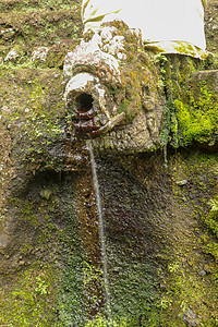 乌达扬王朝皇家陵墓中的圣水石像鬼 寺的古代皇家陵墓 巴厘岛 以雕刻在石崖上的皇家陵墓为中心的丧葬建筑群石头上帝文化乌布宗教精神雕图片