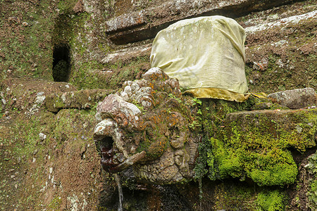 乌达扬王朝皇家陵墓中的圣水石像鬼 寺的古代皇家陵墓 巴厘岛 以雕刻在石崖上的皇家陵墓为中心的丧葬建筑群文化森林神社旅行纪念碑寺庙图片