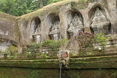 乌达扬王朝皇家陵墓中的圣水石像鬼 寺的古代皇家陵墓 巴厘岛 以雕刻在石崖上的皇家陵墓为中心的丧葬建筑群寺庙森林建筑学雕像旅行热带图片