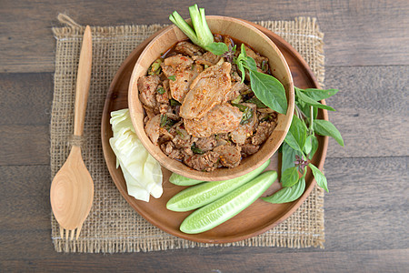 传统辣辣烤猪肉沙拉 泰国东北风格营养辣椒美食盘子午餐食物早餐勺子木头生活图片