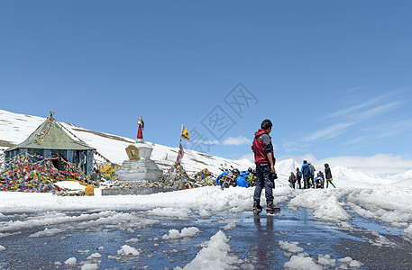 2015年7月20日 印度 旅游者放松旅行天堂休息团体社论仪式佛教徒首脑旗帜男人图片