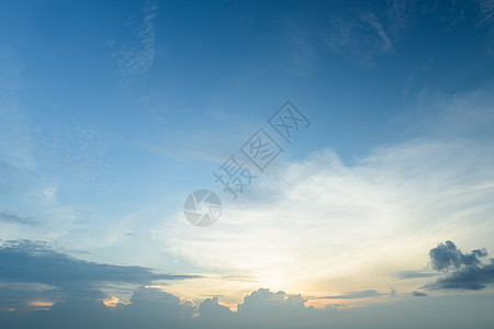 繁星的天空和奇幻的云彩背景橙子气候阳光海滩蓝色天际日光紫色地平线太阳图片