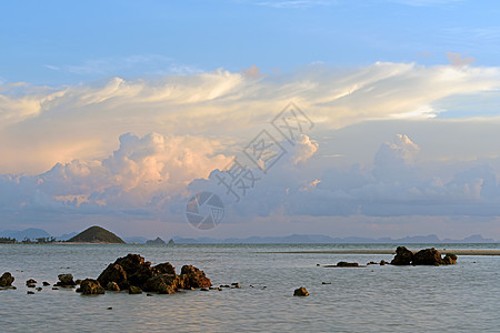 充满活力的热带海景日落背景气候反射海滩晴天太阳天际海浪阳光天气紫色图片