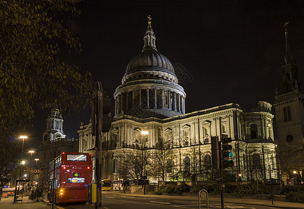 伦敦晚上圣保罗大教堂遗产王国历史性圆顶天空公共汽车宗教地标旅行大教堂图片