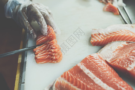 亚洲厨师切片 日食 生鱼肉食物木头饮食武士服务盘子海鲜木板寿司美食图片