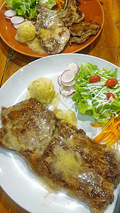 肉牛排牛肉或猪肉牛排和马铃薯泥胡椒美食鱼片土豆营养盘子烧烤香料午餐餐厅图片