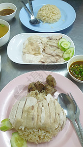在街边食物中用鸡汤蒸饭的稻米黄瓜烹饪街道饮食美食餐厅蔬菜早餐蒸汽午餐图片