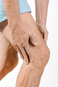 运动员男人感到膝盖和四角形的疼痛肌肉髌骨肌腱痛苦护膝伸肌症状股骨四边形运动图片