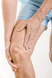 运动员男人感到痛苦 对四分形和膝盖的痛苦症状运动疼痛髌骨伤害肌腱股骨吵闹按摩伸肌图片