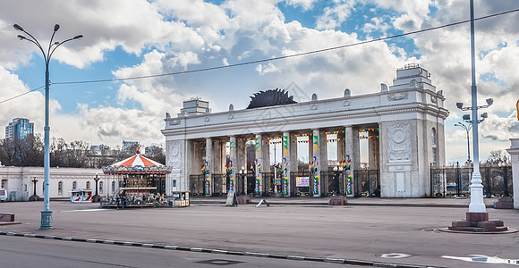 莫斯科高尔基公园主要入口地标纪念碑旅行行人建筑学游客正方形旋转木马城市文化图片