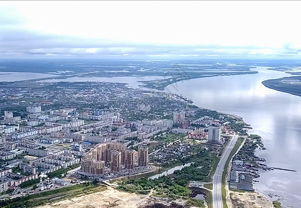 从上面看苏尔古特市 亨特斯曼西自治区 鸟眼观的阴暗城市烟斗旅游游客观光夜景工业区建筑学城市化地标房子图片