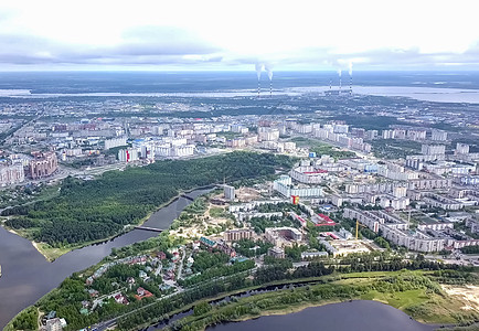 从上面看苏尔古特市 亨特斯曼西自治区 鸟眼观的阴暗城市旅行建筑烟斗城市化剧院季节天际板房游客工业区图片