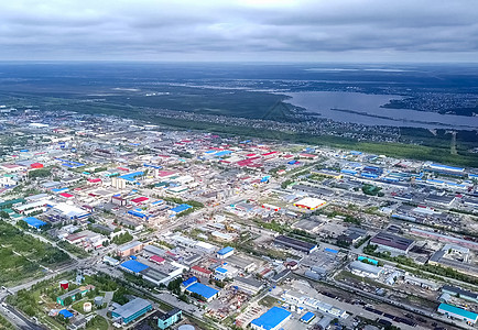 从上面看苏尔古特市 亨特斯曼西自治区 鸟眼观的阴暗城市夜景地标城市化烟斗全景抵押圆顶板房工业区观光图片