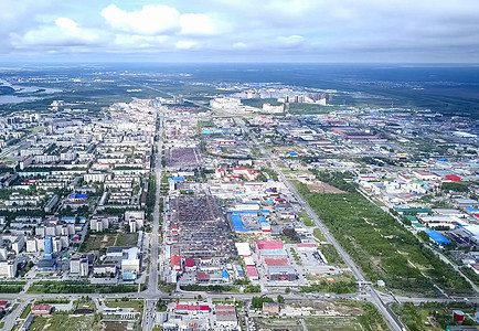 从上面看苏尔古特市 亨特斯曼西自治区 鸟眼观的阴暗城市圆顶建筑房子城市化地标场景季节抵押寺庙天际图片