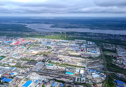 从上面看苏尔古特市 亨特斯曼西自治区 鸟眼观的阴暗城市大学建筑学场景地标工业区房子建筑季节天际环境图片