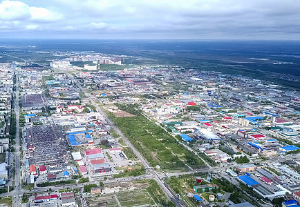 从上面看苏尔古特市 亨特斯曼西自治区 鸟眼观的阴暗城市旅行工业区天际历史观光场景游客大学烟斗建筑图片