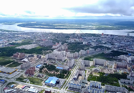 从上面看苏尔古特市 亨特斯曼西自治区 鸟眼观的阴暗城市建筑学城市化场景季节工业区房子抵押旅游全景文化图片