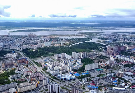 从上面看苏尔古特市 亨特斯曼西自治区 鸟眼观的阴暗城市夜景地标工业区建筑烟斗季节景观游客天际场景图片