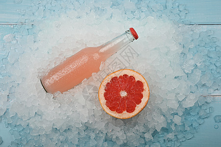 冰上一瓶粉红葡萄园酒图片