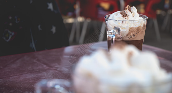 葡萄牙一家小咖啡厅露台旁的维安朱古力巧克力糕点杯子食物甜点泡沫小吃美食饮料奶油咖啡背景图片