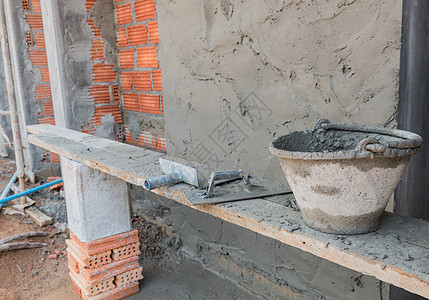 水泥桶和用红砖墙筑水泥板建造工具瓦工石工工作硬件建设者砂浆石匠石膏工人石头图片