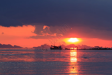 消防海景日落 长尾船漂浮 Samui 泰国图片