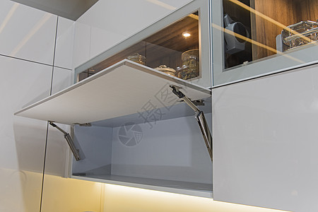 厨房室内设计柜内设计细节奢华橱柜风格玻璃门装饰展示合页架子公寓家具图片