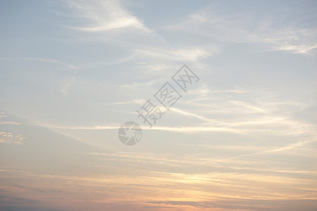 繁星的天空和奇幻的云彩背景天蓝色海滩反射日光海岸线天际太阳海浪阳光气候图片