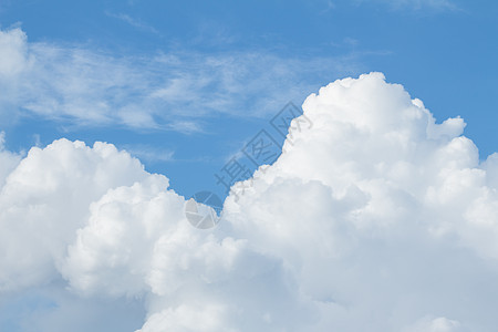 蓝天空和大白云背景气氛沉淀天蓝色晴天空气气候季节蓝色环境天气图片