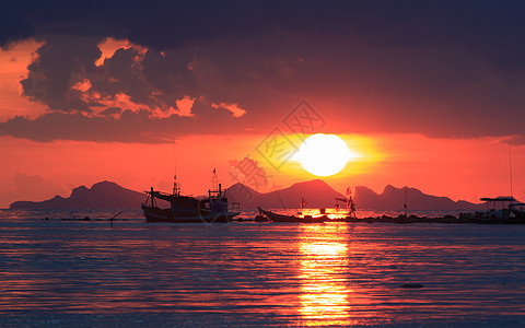 火海景与大日落和长尾船漂浮 Samui T图片