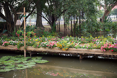 美丽的花园 在池塘上边有竹子通道图片