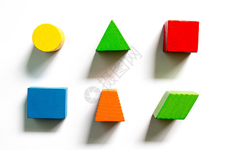 白色背景上的一组彩色木制玩具立方体建造孩子三角形学习木头逻辑圆圈活动正方形图片