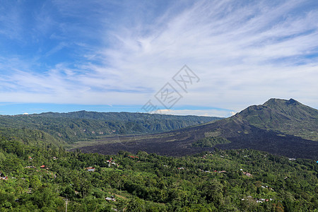 巴杜尔山或古农巴杜尔山的全景 这是一座活火山 位于印度尼西亚巴厘岛周边地区火山口的中心 您的项目的最佳背景鸟瞰图森林蓝色旅行库存图片