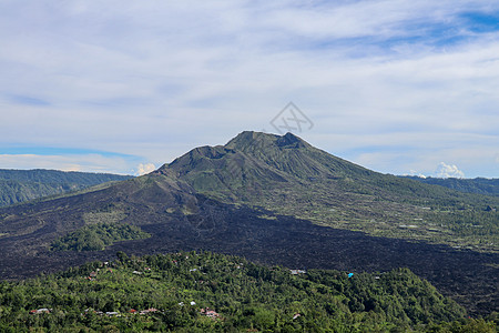 巴杜尔山或古农巴杜尔山的全景 这是一座活火山 位于印度尼西亚巴厘岛周边地区火山口的中心 您的项目的最佳背景风景火山库存爬坡蓝色森图片