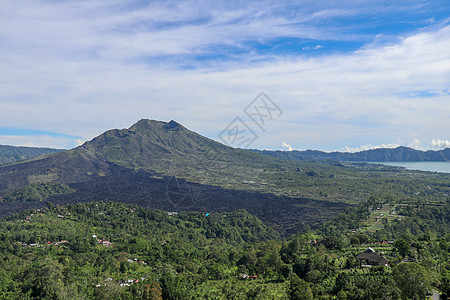 巴杜尔山或古农巴杜尔山的全景 这是一座活火山 位于印度尼西亚巴厘岛周边地区火山口的中心 您的项目的最佳背景蓝色村庄环境火山风景顶图片