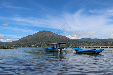 印度尼西亚全景热带岛屿巴厘岛 巴厘岛热带岛屿的热门旅游景点 印度尼西亚巴图尔的迷人顶景 巴图尔湖和火山位于中部山区爬坡山脉森林天图片